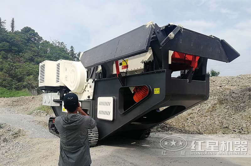履帶移動(dòng)鄂式破碎機(jī)處理花崗巖現(xiàn)場(chǎng) 履帶移動(dòng)鄂式破碎機(jī)處理花崗巖現(xiàn)場(chǎng)