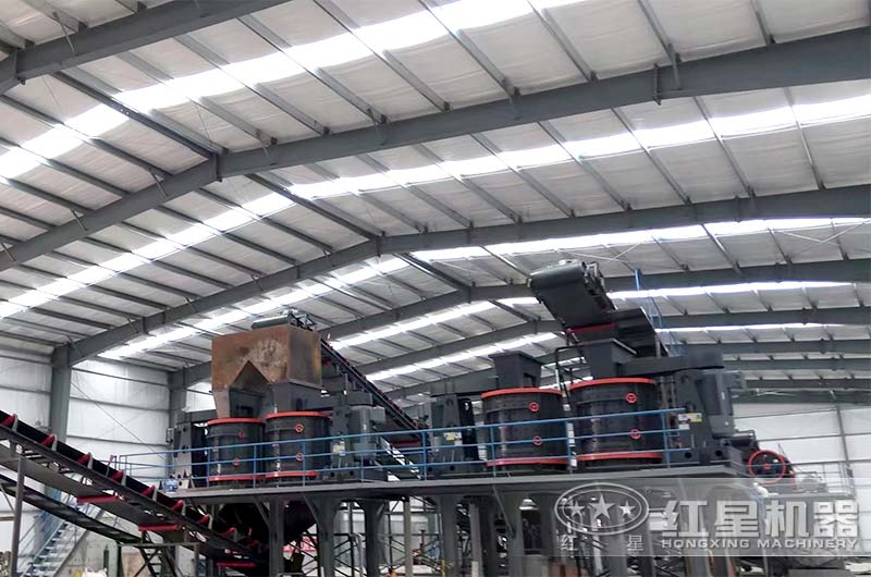 大型復(fù)合式破碎機(jī)制砂現(xiàn)場 大型復(fù)合式破碎機(jī)制砂現(xiàn)場