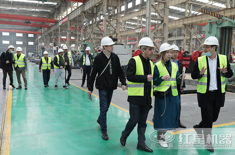 客戶一行來廠考察洗砂機設(shè)備 客戶一行來廠考察洗砂機設(shè)備