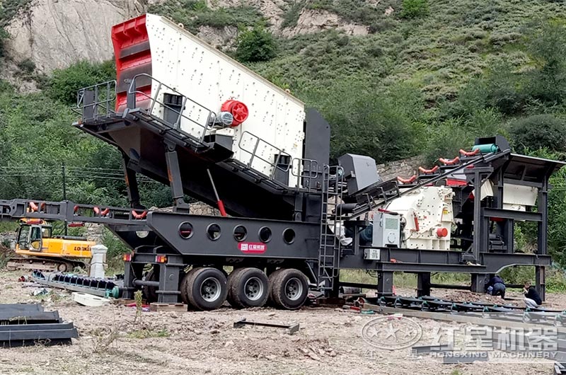 移動(dòng)反擊式破碎機(jī)現(xiàn)場(chǎng) 移動(dòng)反擊式破碎機(jī)現(xiàn)場(chǎng)