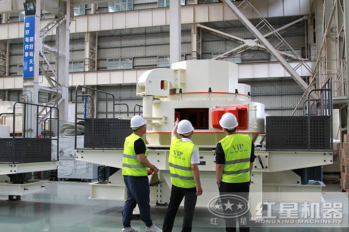 客戶(hù)參觀(guān)制砂機(jī)