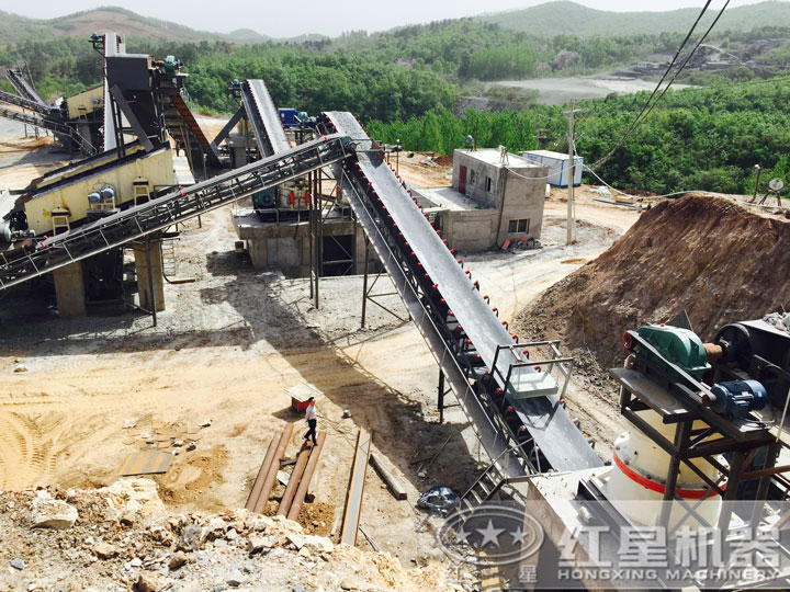 碎石現場，多種破碎設備可搭配使用