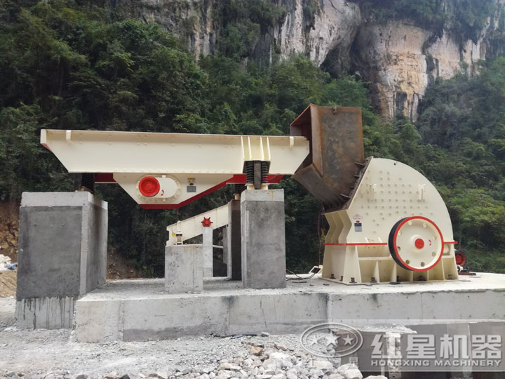 應(yīng)用在制砂生產(chǎn)線(xiàn)中的重錘式破碎機(jī)，破碎力大