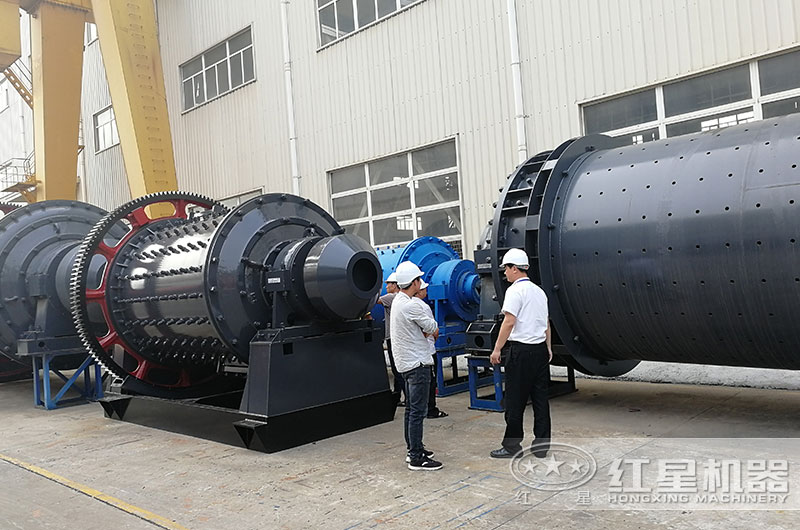用戶(hù)來(lái)廠(chǎng)參觀(guān)球磨機(jī)